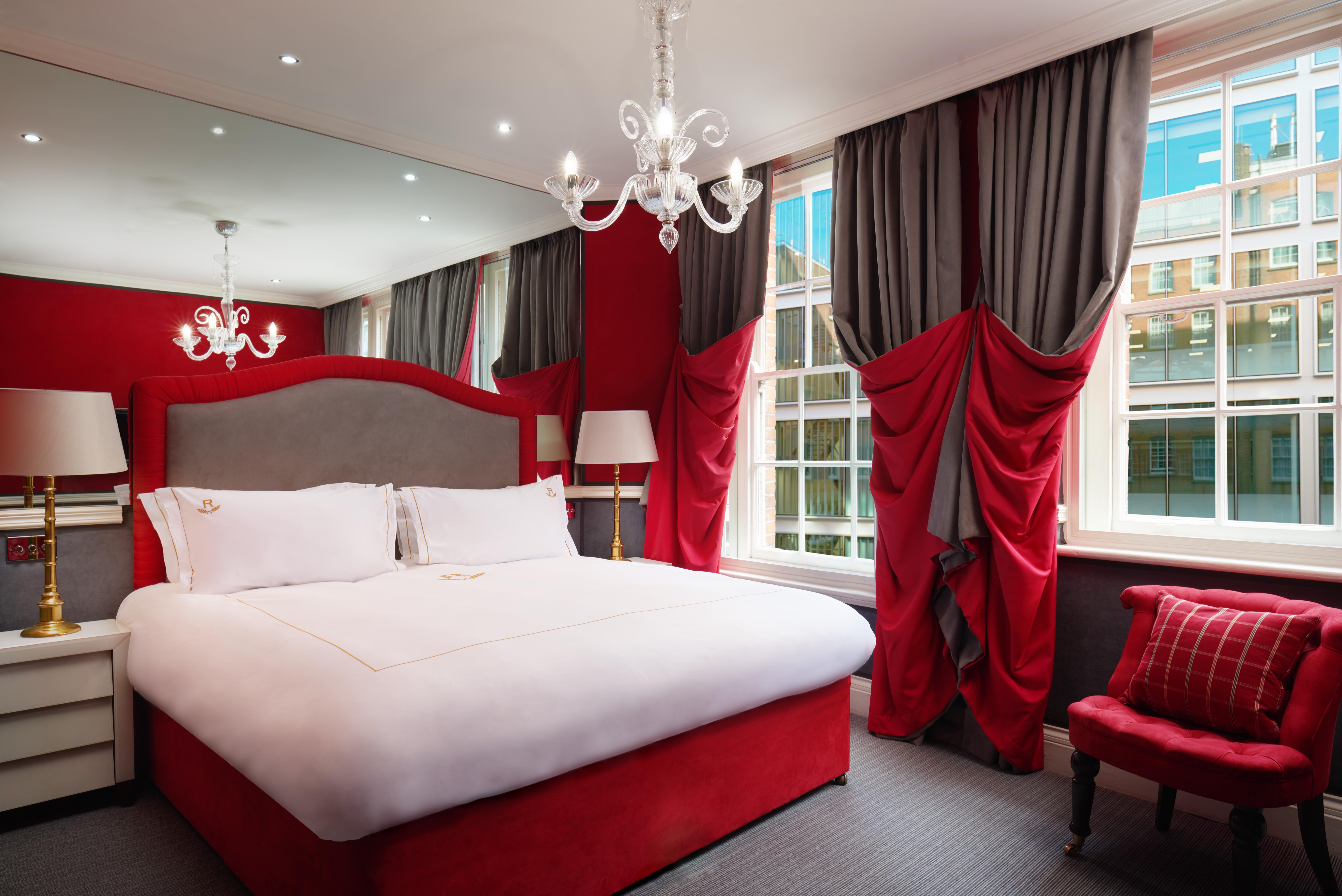 Rubens At The Palace London Ngoại thất bức ảnh A bedroom at The Ivy Hotel