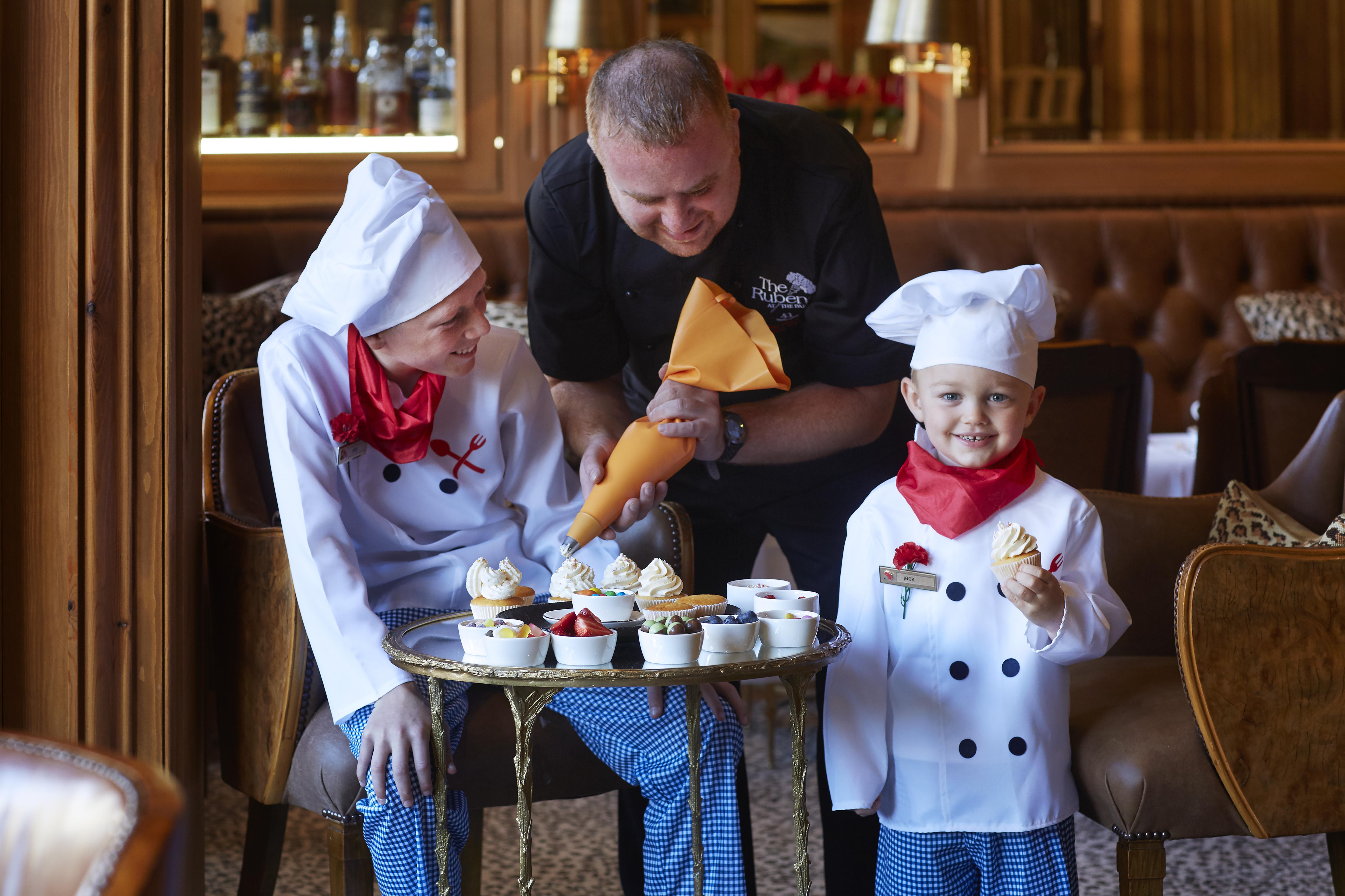 Rubens At The Palace London Ngoại thất bức ảnh A pastry chef with two children